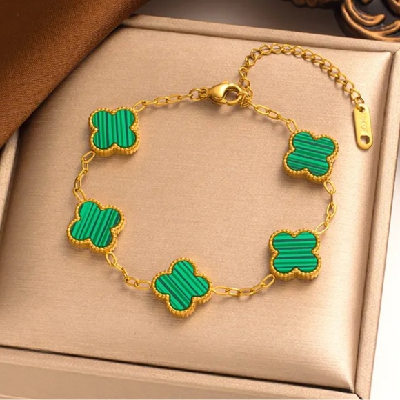 Jewelry - Elegant Gold and Green Clover Bracelet